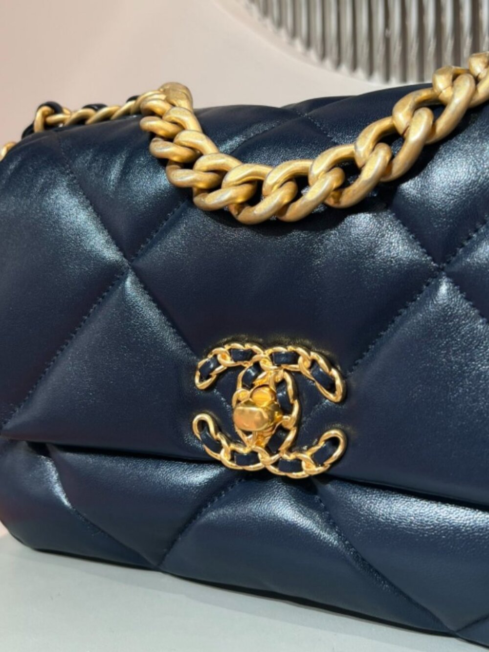 Chanel 19 Bag Medium Lambskin Navy Gold - Picture 5 of 6